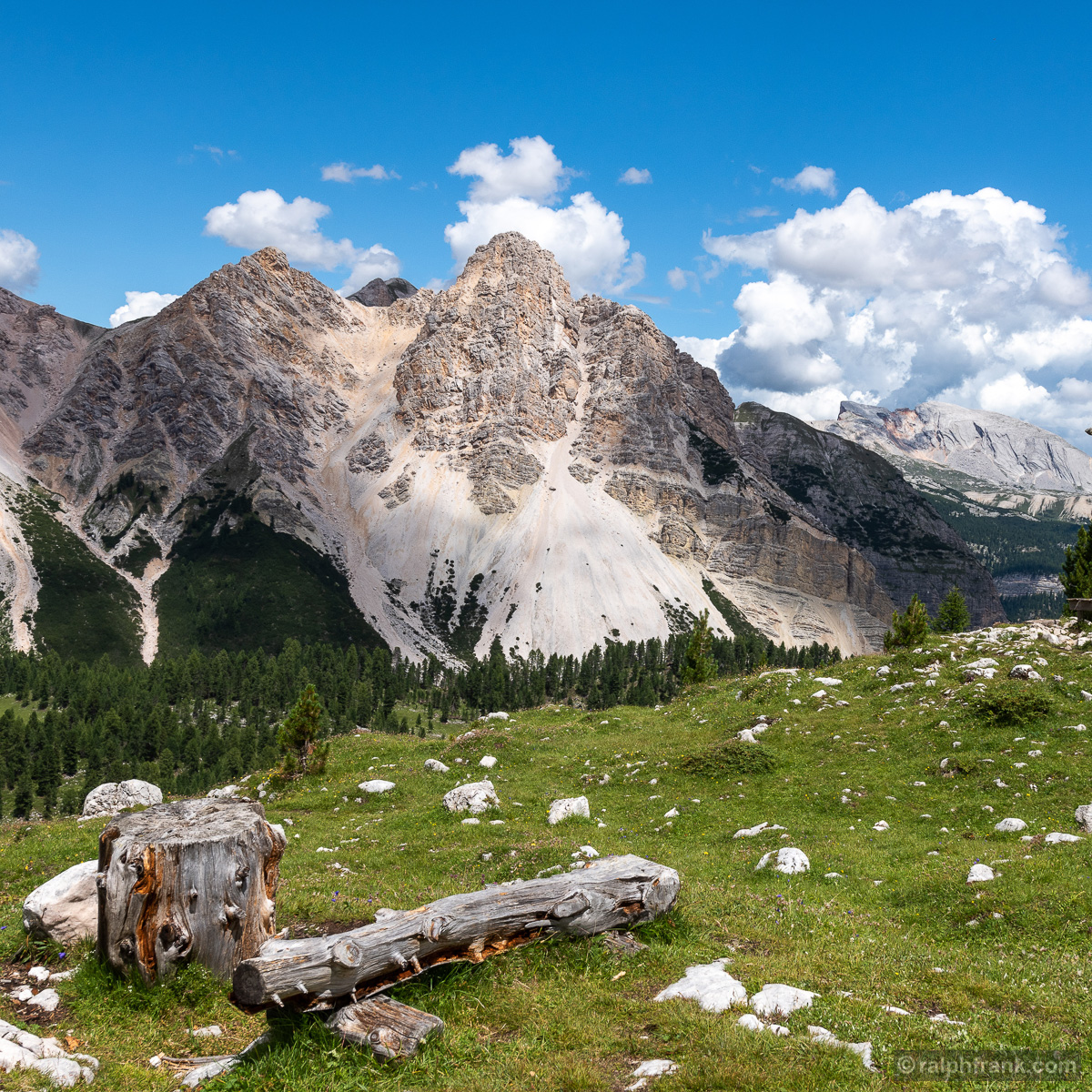 Fanes Hochland, Blick zu Eisengabel, Karspitze und Seekofel / Foto: Ralph Frank